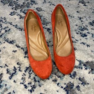 Comfy Clarks suede red pumps